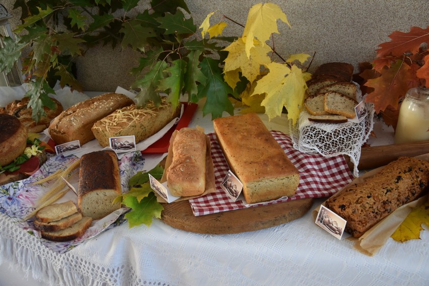 IV Święto Wiejskiego Chleba w Wierzchlesiu. Przy wspólnym stole bawiła się cała gmina (zdjęcia) 