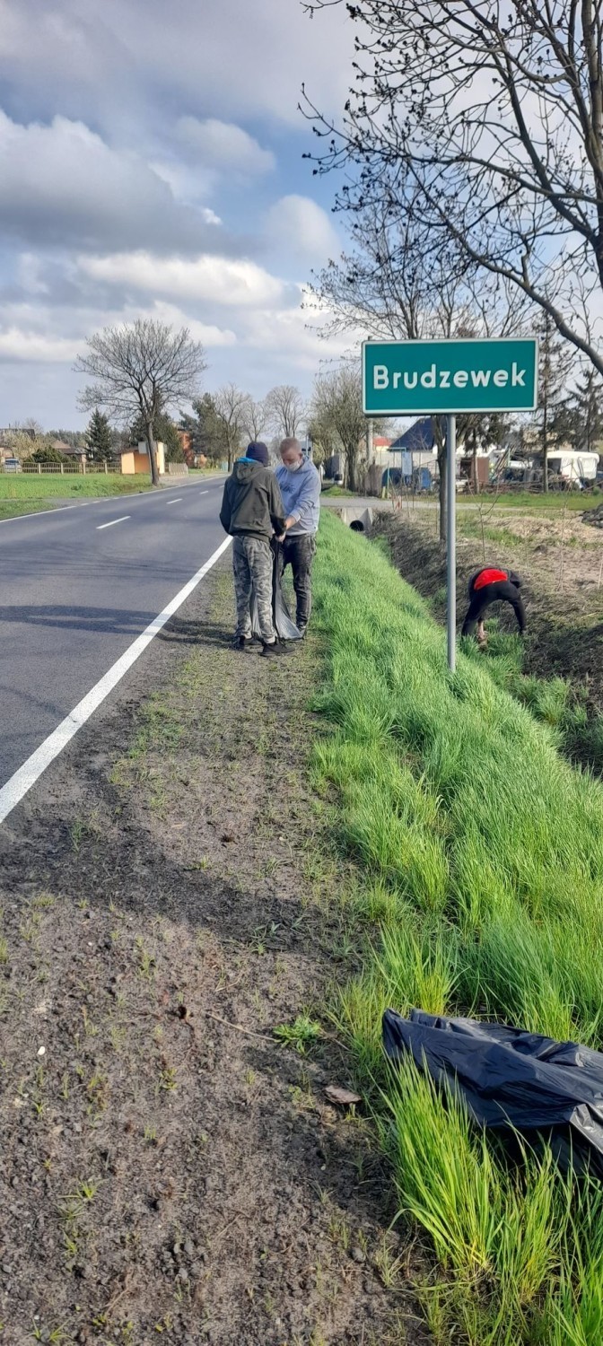 Młodzież z Brudzewka 30 kwietnia sprzątała swoją okolicę