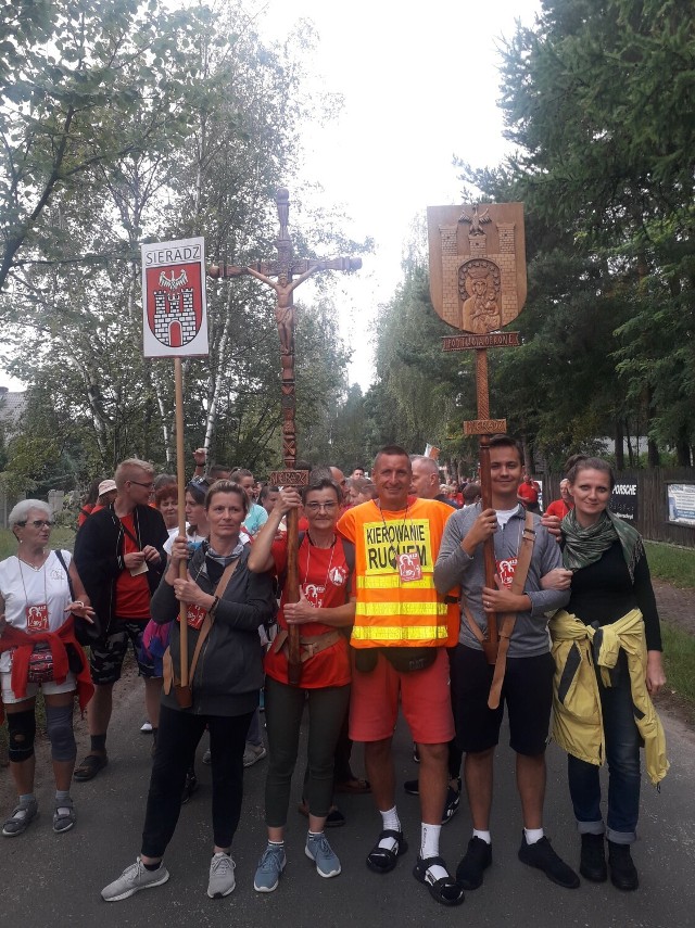 Pielgrzymi z Sieradza coraz bliżej Częstochowy. Wejdą dziś na Jasną Górę