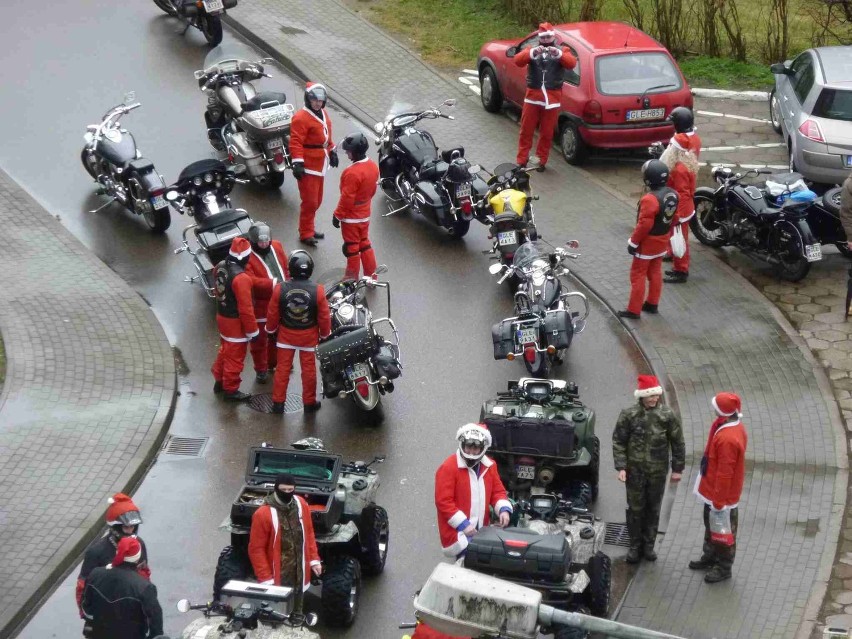 Lębork: Mikołaje na motocyklach częstowali dzieci cukierkami