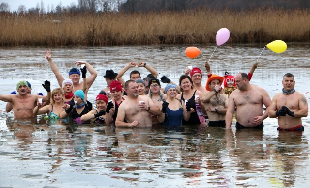 Morsy z Grudziądza w samo południe pierwszego dnia 2022 roku zebrały się nad brzegiem jeziora w Rudniku przy plaży miejskiej i po toastach noworocznych oraz rozgrzewce wbiegły do wody.