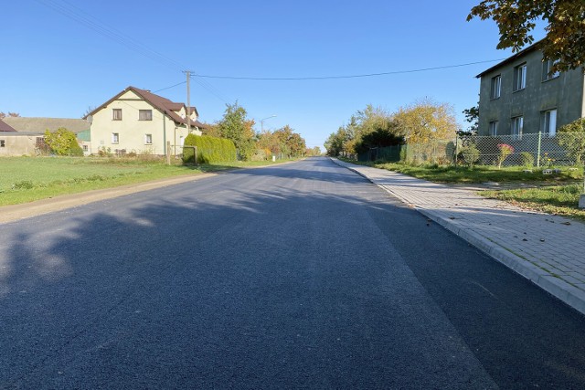 Wyremontowany kilometr drogi we wsi Włościbórz w gminie Sępólno Krajeńskie.