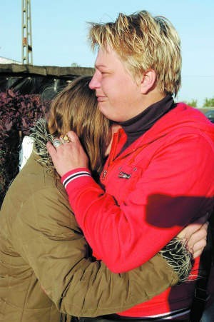 Na zdjęciu: Ania Patok, kuzynka Jakuba i mama chłopca Iwona Strzyż tuż po tragedii. Fot. A. Arent