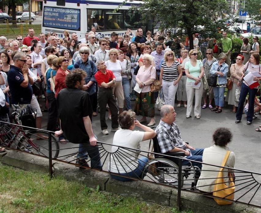 Obraz malowany na oczach mieszkańców, muzyka rozbrzmiewająca...