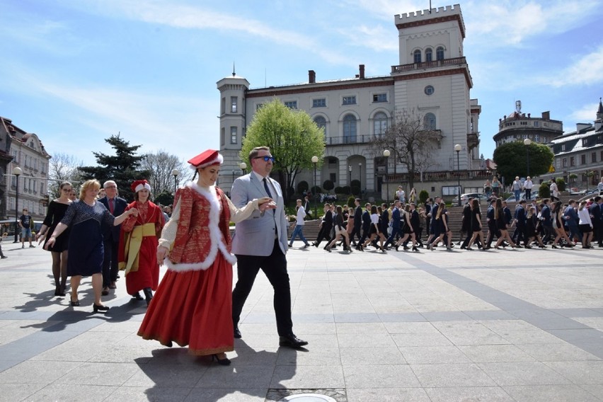 Maturzyści zatańczyli poloneza na placu Chrobrego z prezydentem miasta [ZDJĘCIA]