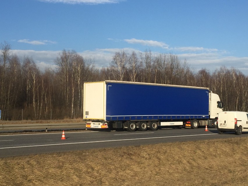 Wypadek na A4 w Gliwicach. Samochód dostawczy leży na boku [ZDJĘCIA]