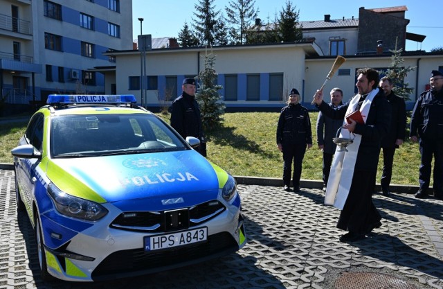 Nowy radiowóz poświecił proboszcz parafii pod wezwaniem świętej Barbary w Staszowie Grzegorz Jeż.