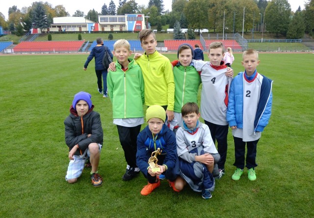 Na stadionie Wdy w Świeciu odbyły się miejsko-gminne zawody w sztafetowych biegach przełajowych dziewcząt i chłopców ze szkół podstawowych.