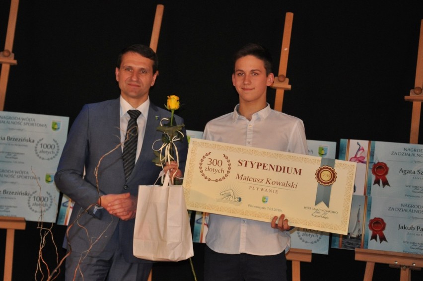 W gminnym domu kultury w Pierwoszynie, wójt gminy Kosakowo Marcin Majek, wręczył nagrody za szczególne osiągnięcia