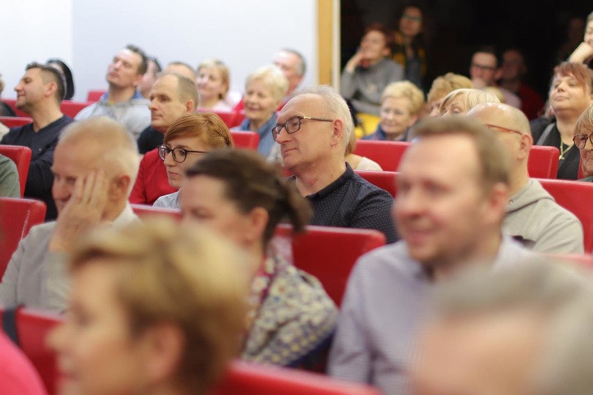 Kabaret to coś więcej niż żart. Autorskie spotkanie Roberta Górskiego z fanami w Bibliotece Miejskiej w Goleniowie [GALERIA]