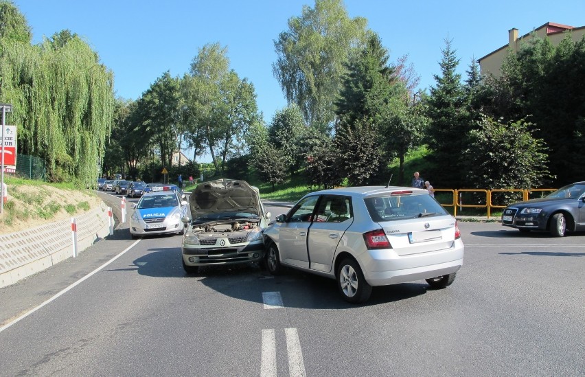 Kierując renault wyjeżdżając z drogi podporządkowanej...