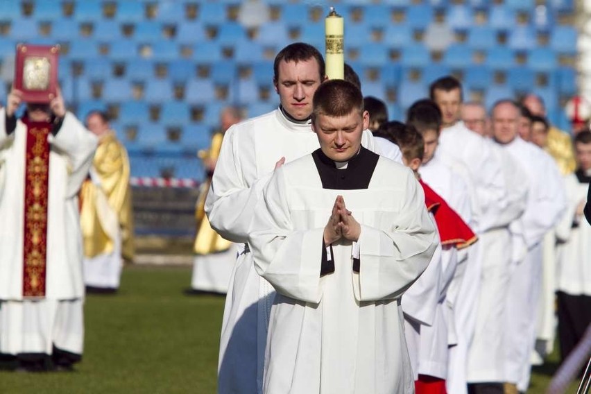 Wałbrzych: Uroczysta msza święta na stadionie upamiętniająca śmierć papieża Jana Pawła II (ZDJĘCIA)