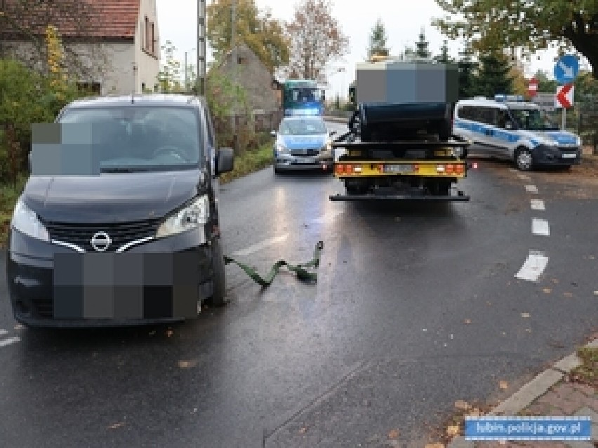 Niebezpieczny wypadek w Oborze obok Lubina! W jednym z samochodów jechała matka z dwójką dzieci