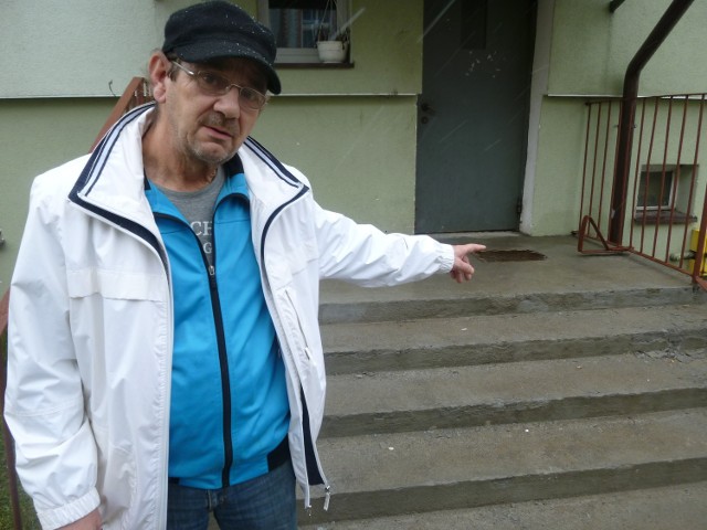 Tomasz Potrykus wskazuje na remontowane niedawno schody przed budynkiem.