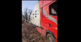 Niebezpiecznie na drodze koło Barwic. Ciężarówką w drzewo [zdjęcia]