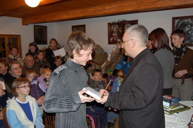 Nagrody autorom  wręczył burmistrz Stanisław Gaworczyk