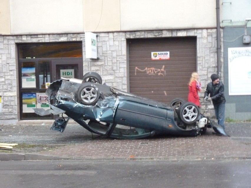 Wypadek na ul. Reymonta w Radomsku. Auto wjechało w sklep