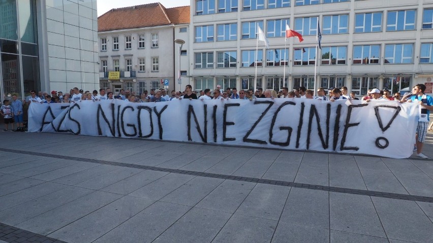 Kibice wciąż wierzą. Akcja "AZS nigdy nie zginie" pod ratuszem 