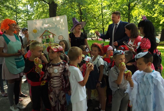 Otwarcie parku za bielskim Ratuszem. 

Zobacz kolejne zdjęcia. Przesuwaj zdjęcia w prawo - naciśnij strzałkę lub przycisk NASTĘPNE