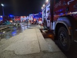 Ogromny pożar pod Strzegomiem gasiło 12 zastępów straży! Płonęła hala produkcyjna i samochody! Zdjęcia