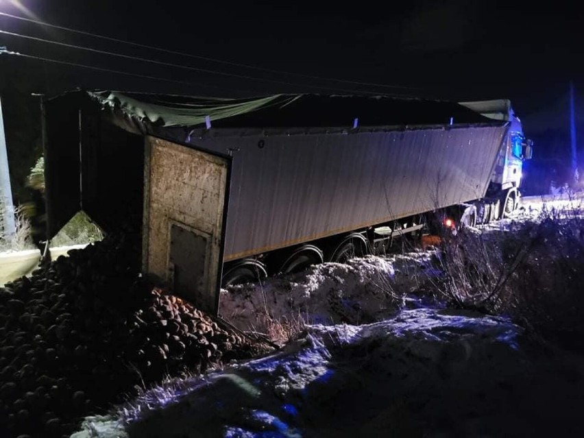 Trudne warunki na drogach. Dwie ciężarówki na terenie powiatu wylądowały w rowie