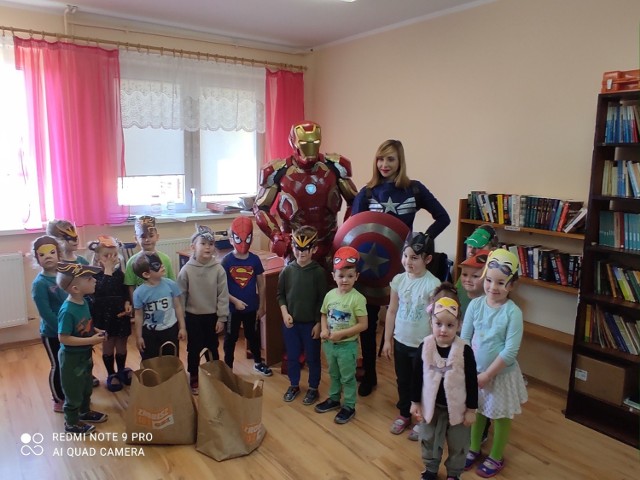 Iron Man i Kapitan Ameryka z dziećmi w Drożdzienicy w gminie Kęsowo