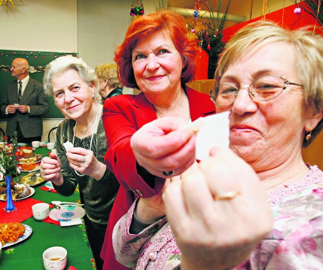 Danuta Gwóźdź, Stefania Wójcik i Anna Radłowska z Maślic podczas wigilii