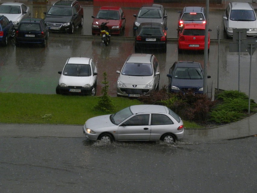 Chojnice. Powódź na ulicach miasta. Najlepiej unikać ulicy Jana Pawła II koło Proximy