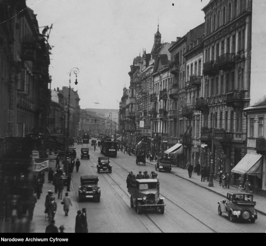 Ulica Nowy Świat, lata 30. Widoczny tramwaj linii "O" oraz...