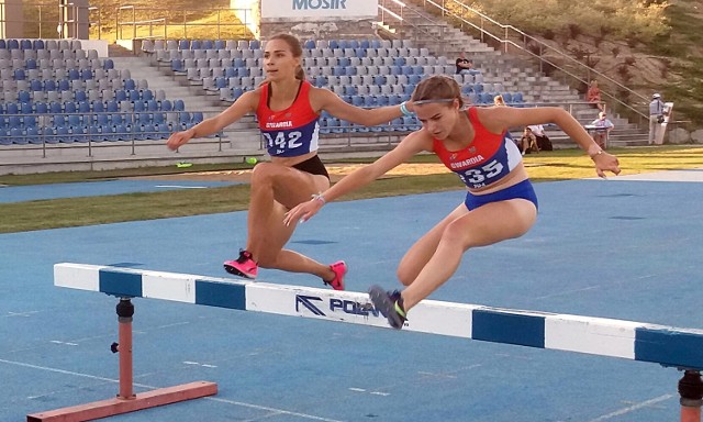 Pilskie Gwardzistki, Karolina Klimczak (z lewej) i Justyna Kurasz, były najlepsze w biegu na 1500 m z przeszkodami