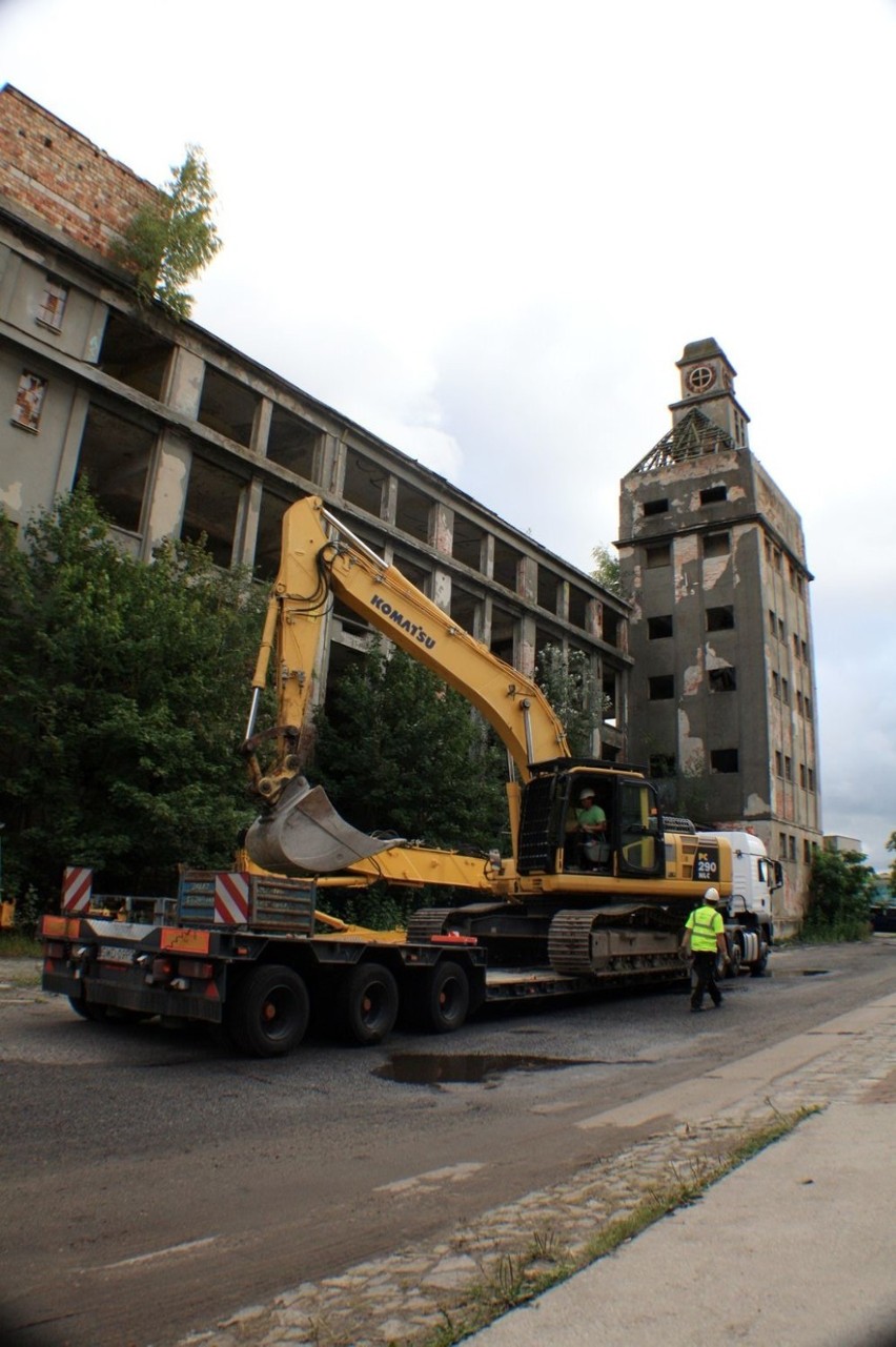 Niebawem znikną budynki na terenie byłej fabryki nici Odra [ZDJĘCIA]