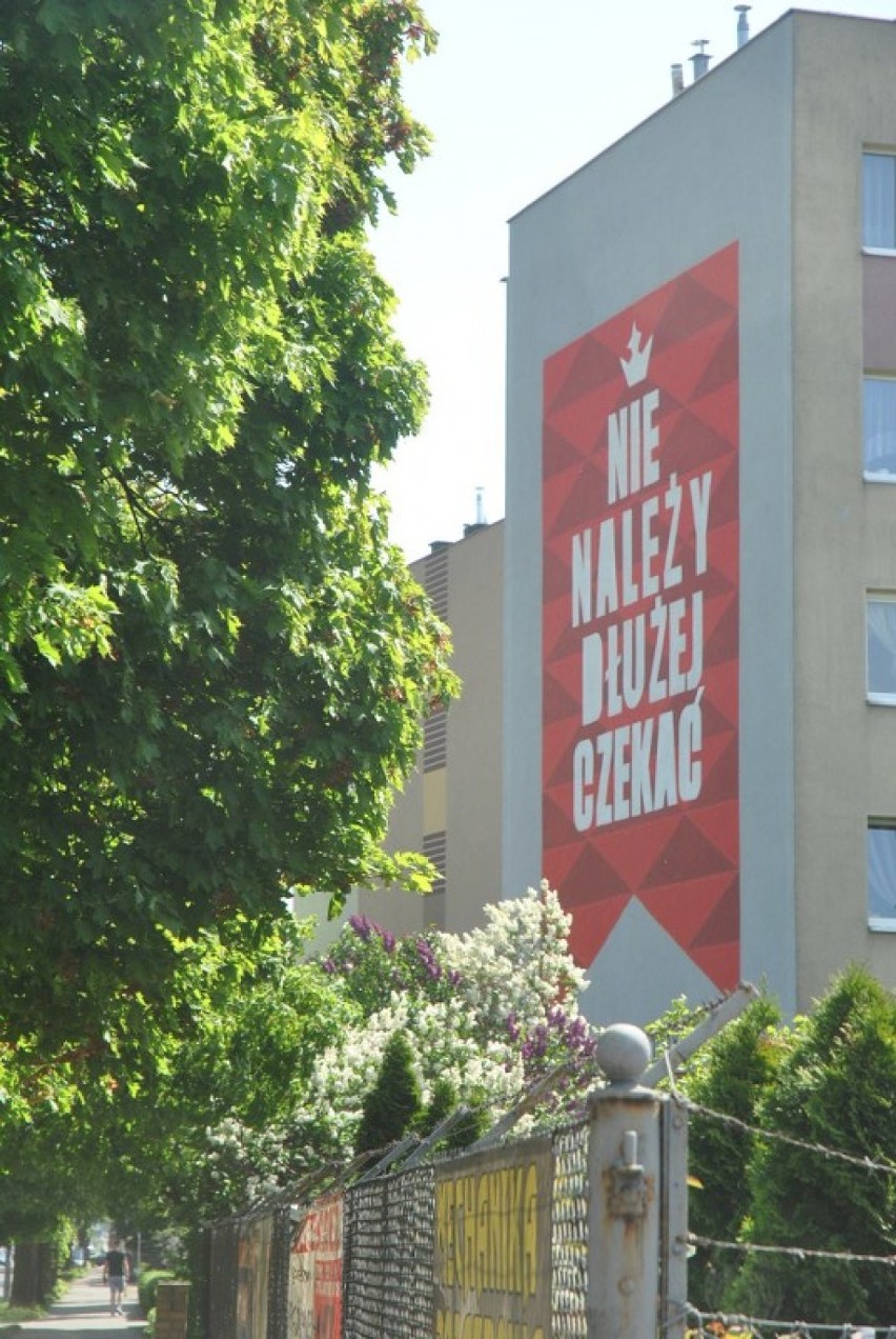Mural przy ul. 17 Stycznia w Lesznie nawiązuje do wybuchu...