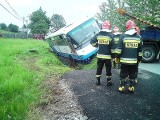 Autobus z kilkunastoma pasażerami wpadł do rowu