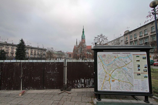 Koncepcja będzie gotowa prawdopodobnie dopiero w przyszłym roku. Obecnie na Rynku Podgórskim trwają prace związane z infrastrukturą podziemną. Chodź m.in. o modernizację sieci kanalizacyjnej. Odnowione zostaną także chodniki i ulice przyległe do placu. - Wcześniejsza koncepcja upadła z przyczyn braku akceptacji społecznej, ale to, do czego nie było zastrzeżeń, jak chodniki i jezdnia, będziemy wykonywać - mówi Michał Pyclik, rzecznik Zarządu Infrastruktury Komunalnej i Transportu.