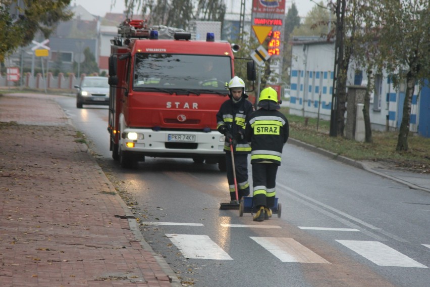 Strażacy usuwali plamę oleju [ZDJĘCIA]               