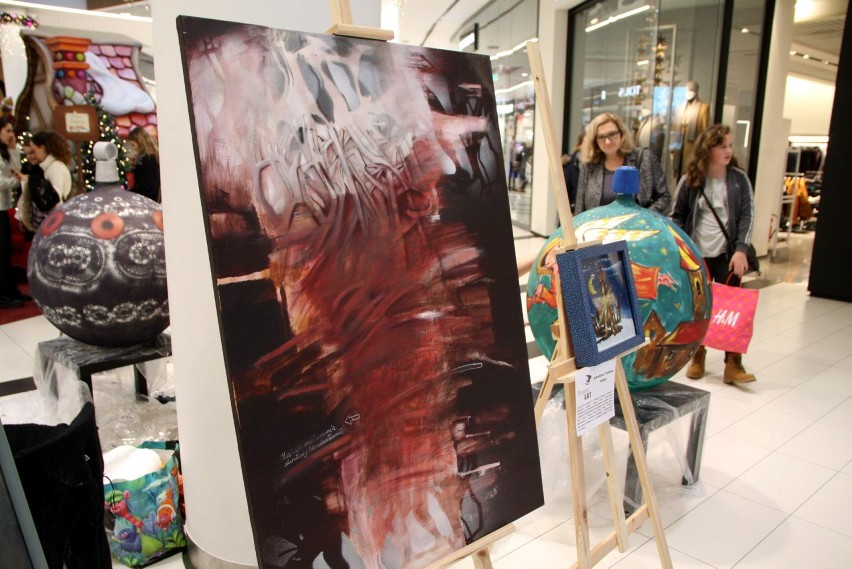 Świąteczne malowanie gigantycznych bombek w Tarasach Zamkowych (ZDJĘCIA)