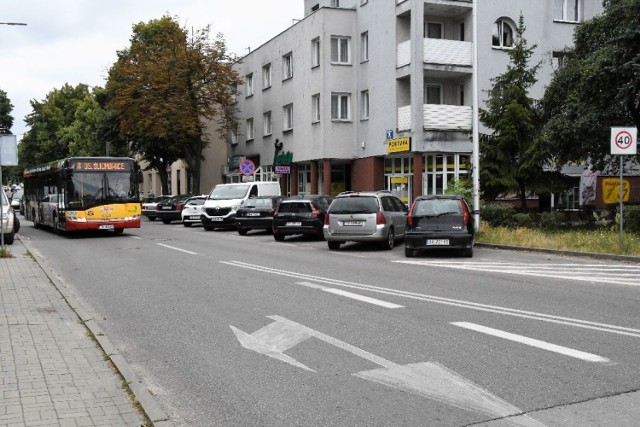 Na zdjęciu: Wjazd w ulicę Zagórską będącą centralną ulicą osiedla od ulicy Źródłowej 

>>>WIĘCEJ ZDJĘĆ NA KOLEJNYCH SLAJDACH

Zagórska Południe – osiedle Kielc we wschodniej części miasta będącej wycinkiem dużej dzielnicy Wielkopole ograniczonej ulicami od północy Leszczyńską, od wschodu Dobrzyńską Głogową i Cedzyńską, od zachodu Winnicką, Żeromskiego i Zakopiańską, a od południa odcinkami ulic w rejonie ulicy Wojska Polskiego.  

 Potocznie większość tego terenu nazywana jest KSM ponieważ znajdujące się tu 3 osiedla – Sandomierskie, Zagórska Południe, Zagórska Północ są administrowane przez Kielecką Spółdzielnię Mieszkaniową. Nazwa Wielkopole pojawia się po raz pierwszy w 1645 roku kiedy był to rozległy obszar pól. Cały obszar Wielkopola należy do Kielc od 1887 roku.  

 Obszar osiedla Zagórska Południe ograniczają ulice: Zagórska, Szczecińska, Bohaterów Warszawy i Tarnowska. Znajdujący się na terenie osiedla 47 bloki, administrowane przez Kielecką Spółdzielnię Mieszkaniową, która powstała w 1958 roku i jest największą w mieście  zbudowano głównie w latach 60-tych i 70-tych XX wieku, a najnowszy - w 1998 roku. Liczba mieszkańców osiedla wynosi około 5 tysięcy. Jest to drugie co do wielkości osiedle spółdzielni KSM po Zagórskiej Północ.  

Zobaczcie poprzednie odcinki z cyklu tajemnice osiedli:



Odcinek 1 - Sady
Odcinek 2 - Szydłówek
Odcinek 3 - Uroczysko
Odcinek 4 - Pod Dalnią
Odcinek 5 - Słoneczne Wzgórze
Odcinek 6 - Osiedle Jagiellońskie
Odcinek 7 - Osiedle Czarnów
Odcinek 8 - Czarnów "medyczny"
Odcinek 9 - Sieje