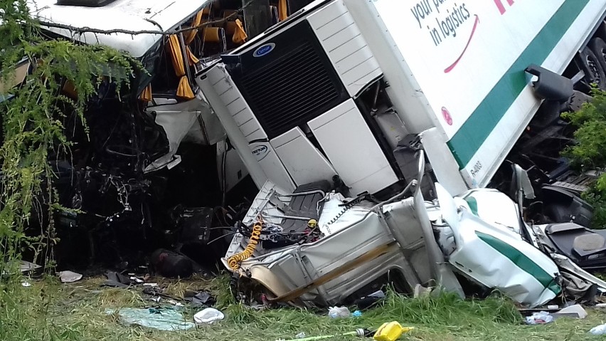 Wypadek na zakopiance w Tenczynie. Tir zderzył się z autobusem. 48 osób rannych [ZDJĘCIA]