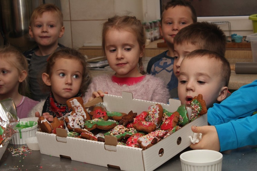 Piernikowe zajęcia dla przedszkolaków z Muzycznej Krainy w Zespole Szkół Zawodowych Rzemiosła w Inowrocławiu [zdjęcia] 