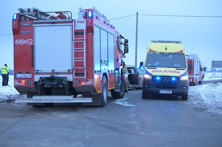 Wypadek w Orlu pod Grudziądzem. Trzy osoby trafiły do...