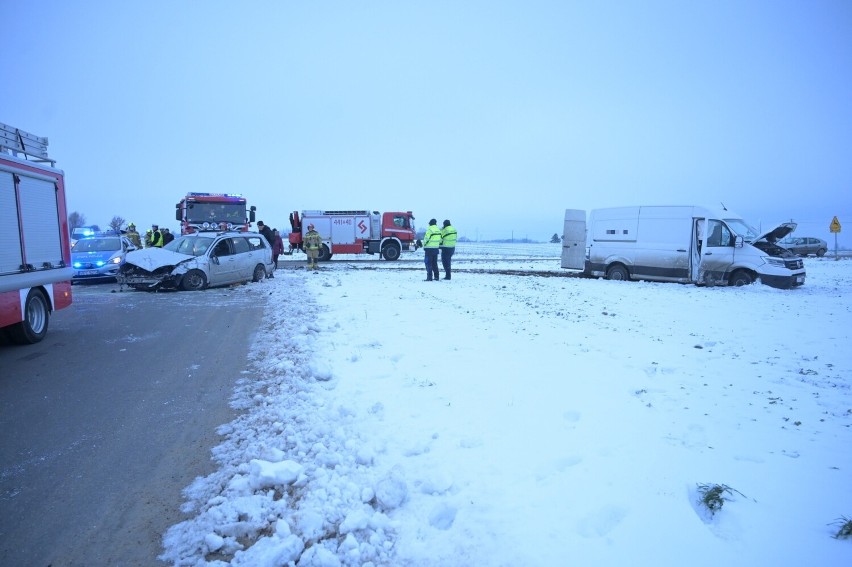 Wypadek w Orlu pod Grudziądzem. Trzy osoby trafiły do...