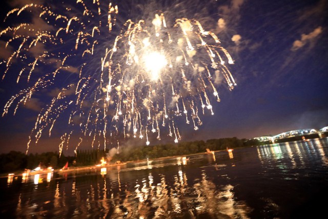 Zobacz także: Festiwal Wisły w Toruniu. Zdjęcia z pierwszego dnia [GALERIA]
-&nbsp;Powiem jedno: kocham ją, kocham rzekę Wisłę – mówił prezydent Torunia Michał Zaleski. - Ona się nam pokazała przez te dwa dni w całej swojej krasie, w najpiękniejszej odsłonie, z żeglarzami, wioślarzami, z wszystkimi, którzy potrafią po niej pływać i korzystać z jej uroków. Pokazała się nam w pięknej pogodzie. Taką widzimy ją od setek lat! I dlatego jesteśmy torunianami, bo przecież Toruń powstał dzięki Wiśle i dzisiaj przypomina: bez Wisły nie ma Torunia, bez Wisły nie ma Polski!

Festiwal Wisły był kulminacyjnym wydarzeniem Roku Rzeki Wisły. Rozpoczął się 12 sierpnia we Włocławku, 13 sierpnia miał swoją odsłonę w Ciechocinku, a w poniedziałek 14 sierpnia po południu żeglarze z Polski i zagranicy dopłynęli do Torunia, by pozostać tu przez dwa dni. Na Wiśle można było zobaczyć kilkadziesiąt różnej wielkości statków i łodzi: poza mniejszymi batami, lejtakami i łodygami także kilkanaście dużych: szkuty, galary, dubasy, francuskie gabary i drakkary wikińskie. Codziennie odbywały się też rejsy dla publiczności. Nieprzebrane tłumy widzów odwiedziły wystawione na Bulwarze Filadelfijskim stoiska edukacyjne, prezentujące dawne rzemiosła i zawody min. szkutnictwo, powroźnictwo, ciesielstwo okrętowe, rybactwo, kulturę i folklor regionów nadwiślańskich. 

Polecamy: Tak obchodzono Święto Wojska Polskiego w Toruniu [ZDJĘCIA]

Festiwal Wisły w Toruniu. Show na wodzie na koniec imprezy [ZDJĘCIA]