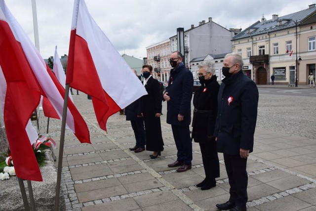 3 Maja w Zduńskiej Woli. Uroczystość przed pomnikiem  marszałka Piłdsudskiego