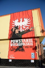 Uroczyste odsłonięcie muralu na restauracji "Biała Dama" w Kórniku. 100. rocznica odzyskania przez Polskę niepodległości 