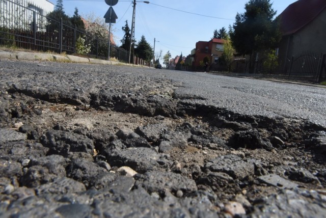 Stan ulicy Wilczej w Nowej Soli - jednej z dwunastu ulic, które miasto planuje wyremontować.