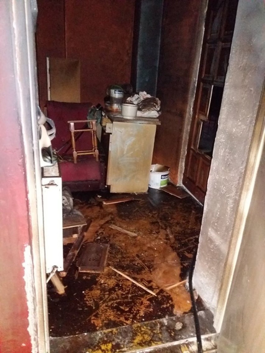W nocy spłonęło mieszkanie w Rogoźnicy. Ewakuowano 11 osób (ZDJĘCIA)