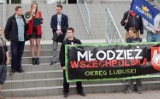 Manifestacja Młodzieży Wszechpolskiej przed siedzibą urzędu marszałkowskiego  [wideo]