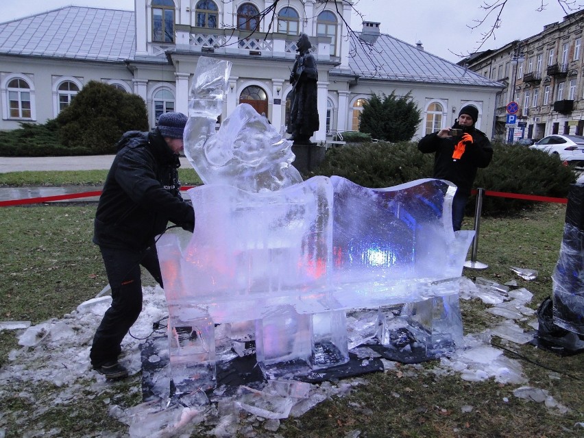 W Radomiu powstała niezwykła rzeźba lodowa. Można ją podziwiać przed Resursą Obywatelską
