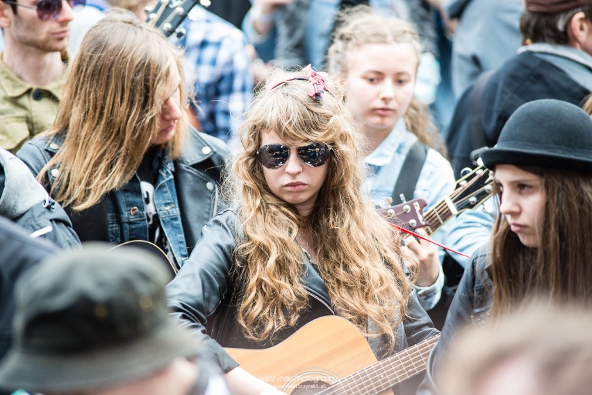 Gitarowy Rekord Guinnessa. Gitarzyści na ściance i nie tylko