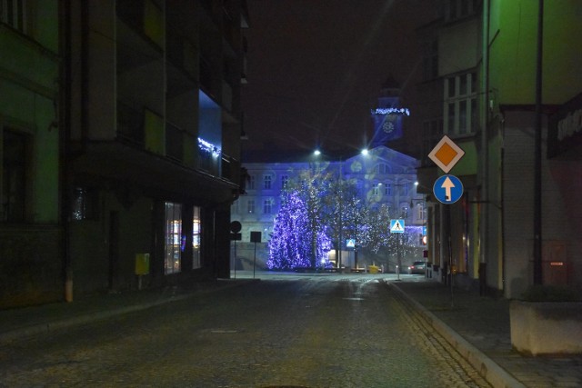 Gorlice, Sylwester 2020. Miasto jest puste, na ulicach tylko kilka samochodów. Gorliczanie świętują Nowy Rok w domach